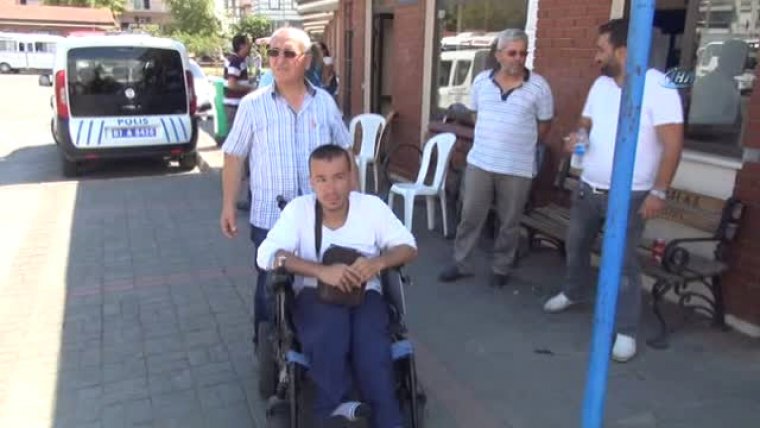 Skandal: Yürüme Engelli genci 4 saat bekletip minibüse almadılar