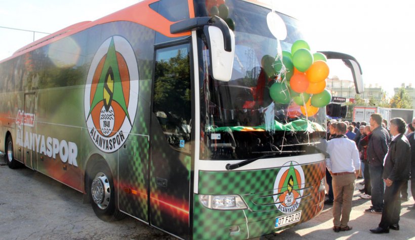 Türel Alanyaspor'un yeni otobüsleri törenle teslim etti