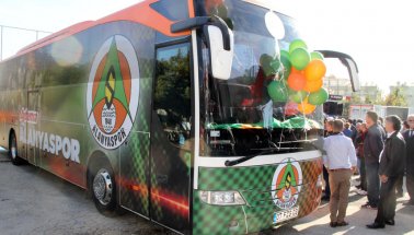 Türel Alanyaspor'un yeni otobüsleri törenle teslim etti