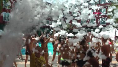 Antalya yanıyor! İşletmeler ateşi köpük partileriyle söndürüyor