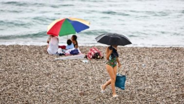Antalya'da 22 derece sıcaklık ve yağmurda Deniz Keyfi