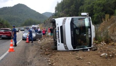 Kemer'de tur midibüsü devrildi: 6 turist yaralı