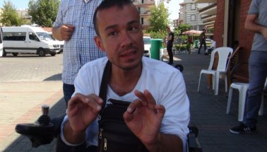 Skandal: Yürüme Engelli genci 4 saat bekletip minibüse almadılar