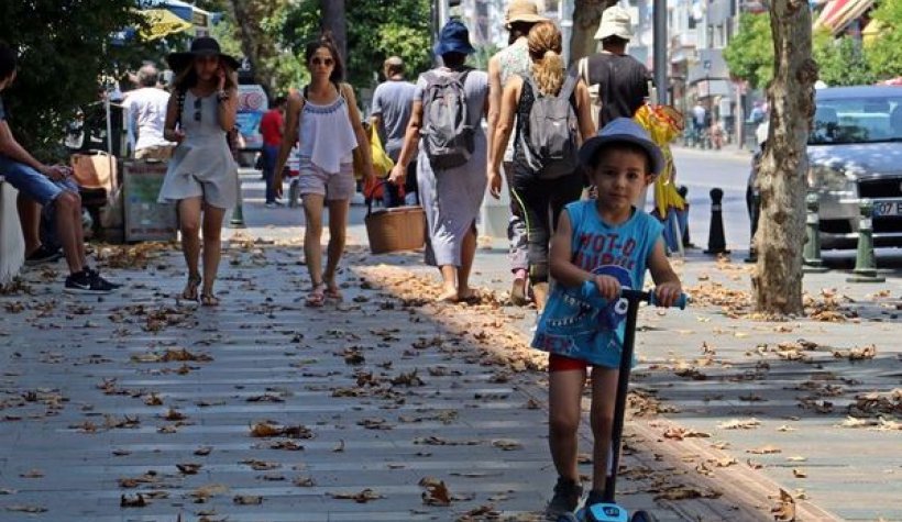 Antalya'da Erken Yaprak Dökümü Şaşkına Çevirdi