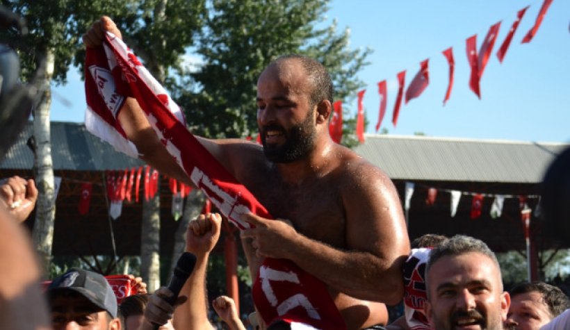 Başpehlivan Orhan Okulu Altın Kemeri Ailesine Armağan Etti