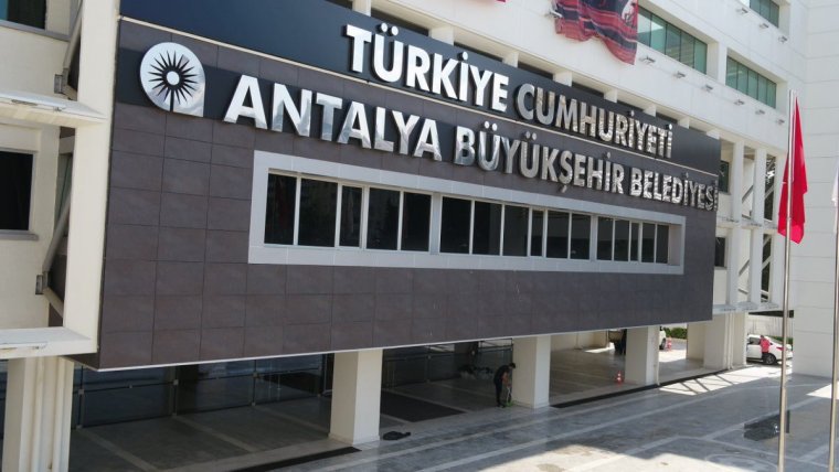 Antalya'ya kocaman 'TC' geldi