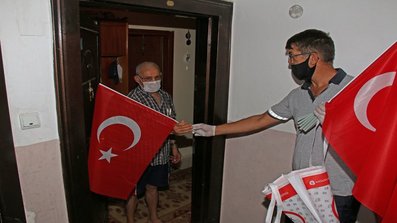 Büyükşehi̇r Antalya’yi Türk Bayraği İle Donatiyor