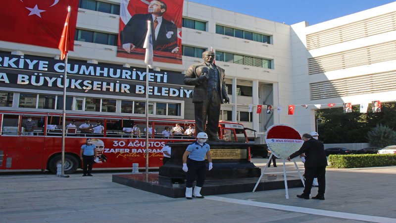 Büyükşehi̇r Beledi̇yesi̇ 30 Ağustos’ta Atatürk’ün Huzurunda