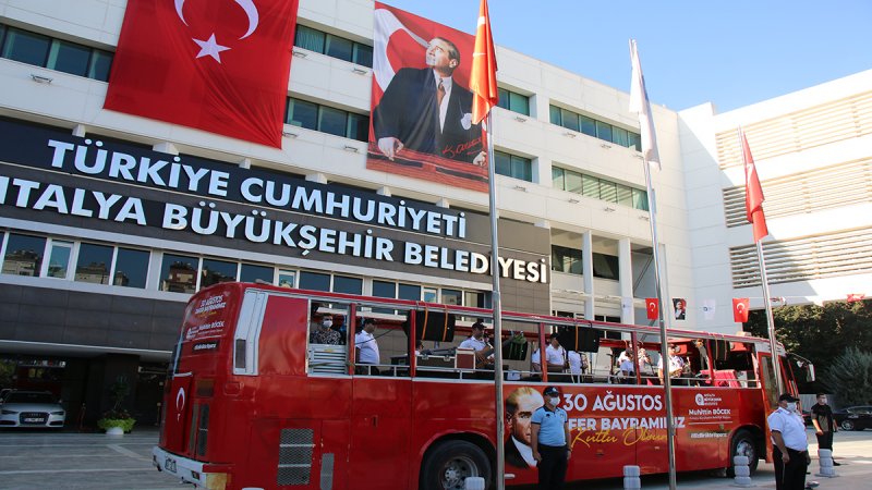 Büyükşehi̇r Beledi̇yesi̇ 30 Ağustos’ta Atatürk’ün Huzurunda