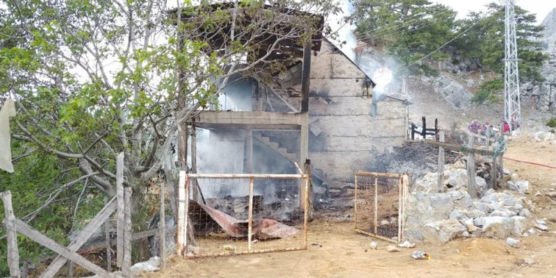 Fatma teyzenin yanan evi yeniden yapılıyor