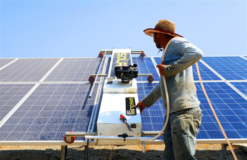 Paneller temizlendi güneşten alınan verimlilik %10 arttı
