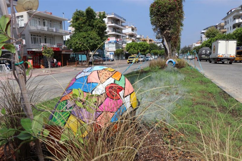 Park ve bahçeler müdürlüğü atatürk caddesi üzerinde sanatsal dokunuşlar yapıyor