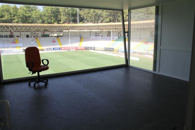 Bahçeşehir okulları stadyumu bakım çalışmaları tamamlandı