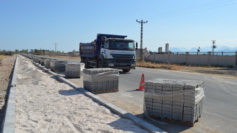 Döşemealti Cezaevi̇ Yoluna Kaldirim Yapiliyor