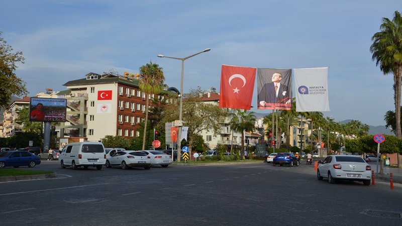 Antalya’nin Dört Bi̇r Yani Kirmizi Beyaza Büründü