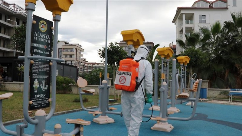 Alanya belediyesi park ve mesire alanlarını dezenfekte ediyor
