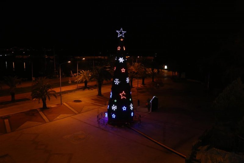 Noel ağacı iskele şelale meydanına yerleştirildi