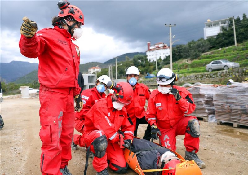 Alanya belediyesi ve akut afetler için gönüllü ekipler yetiştiriyor