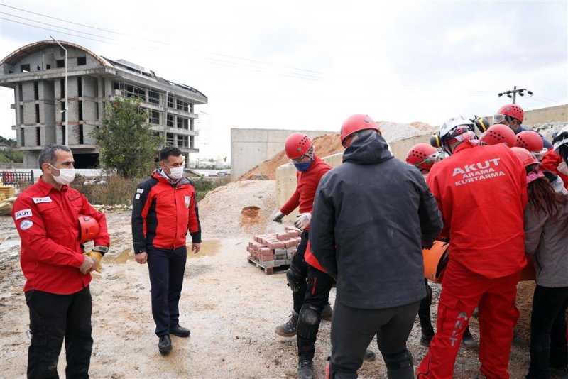 Alanya belediyesi ve akut afetler için gönüllü ekipler yetiştiriyor