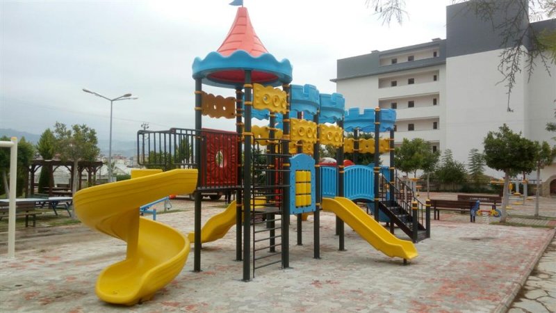 Çocuk parkları bir bir yenileniyor