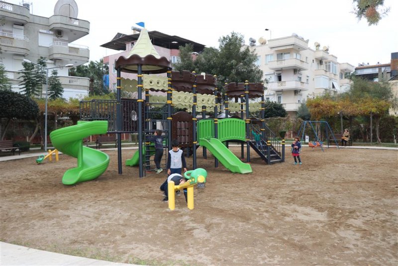 Çocuk parkları bir bir yenileniyor