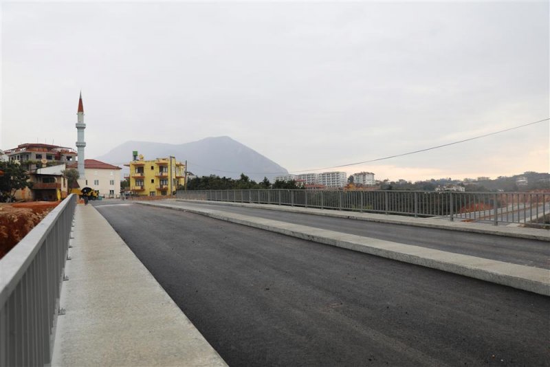 Karakocalı’da bağlantı köprüsünün sıcak asfalt dökümü tamamlandı
