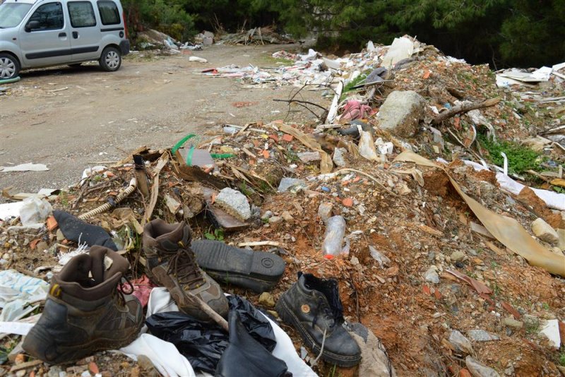Alanya belediyesi ormanda moloz temizledi