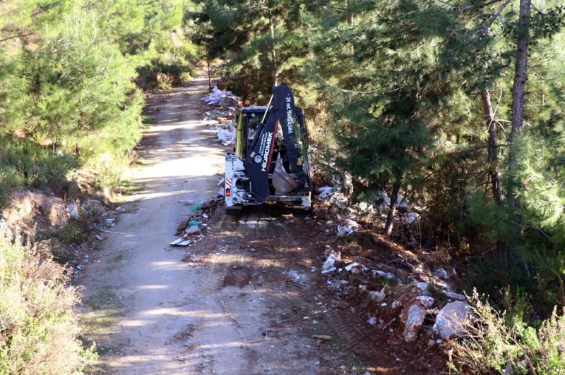 Alanya belediyesi ormanda moloz temizledi