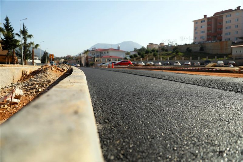 Alanya belediyesi trafik yoğunluğuna çözüm olacak yolu asfaltlıyor