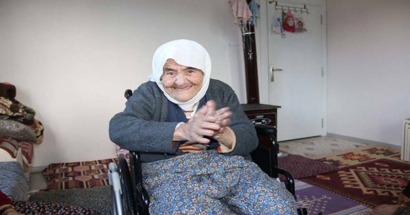 102 Yaşındaki Fatma Nine’nin Tekerlekli Sandalye Mutluluğu