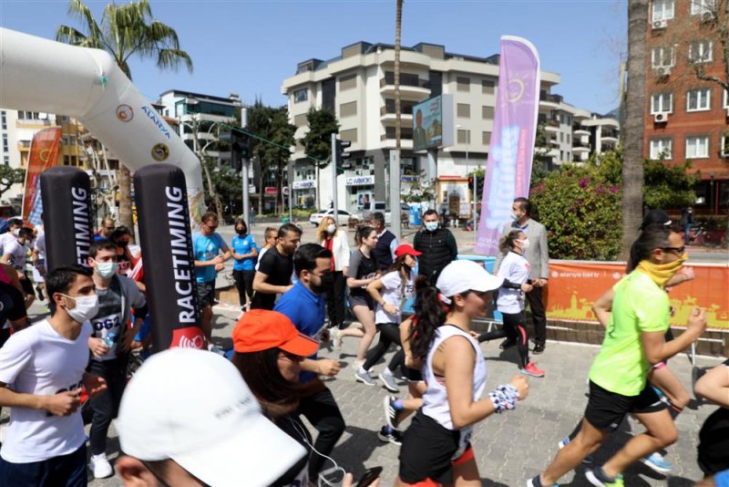 21. alanya atatürk halk koşusu ve yarı maratonu yapıldı