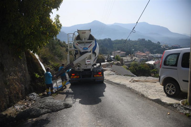 Alanya belediyesi değirmendere’de beton yol ve drenaj çalışması yapıyor