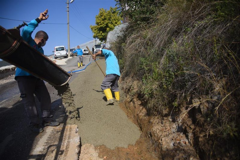 Alanya belediyesi değirmendere’de beton yol ve drenaj çalışması yapıyor