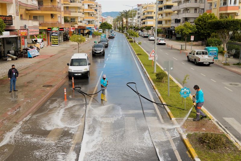 Ana caddeler yıkanarak dezenfekte ediliyor