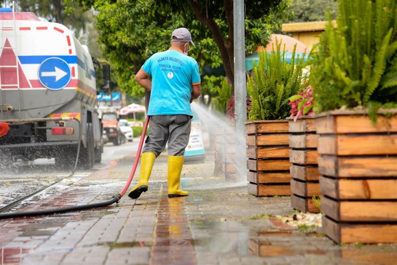 Ana caddeler yıkanarak dezenfekte ediliyor