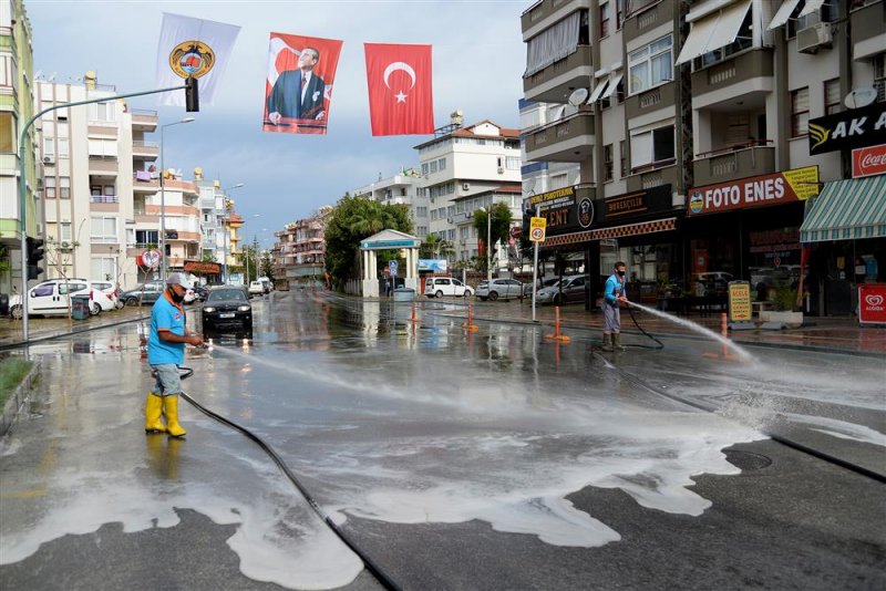 Ana caddeler yıkanarak temizleniyor
