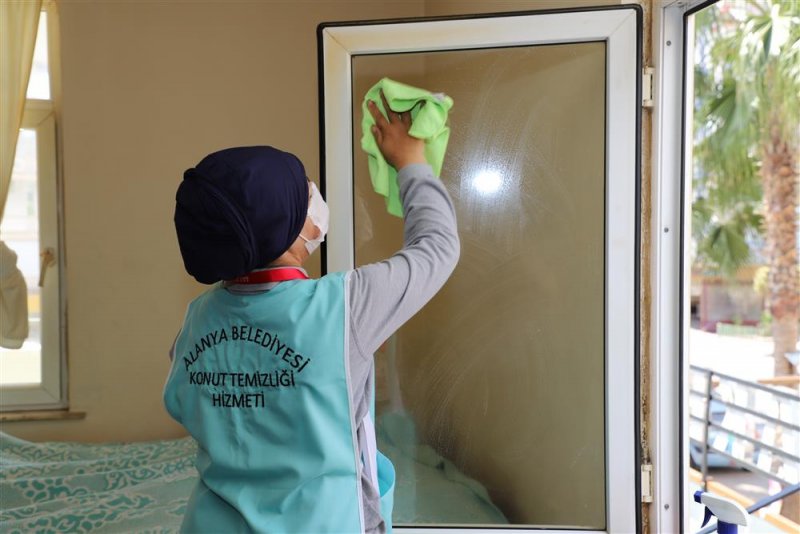 Alanya belediyesi konut temizlik ekibi evleri bayrama hazırlıyor