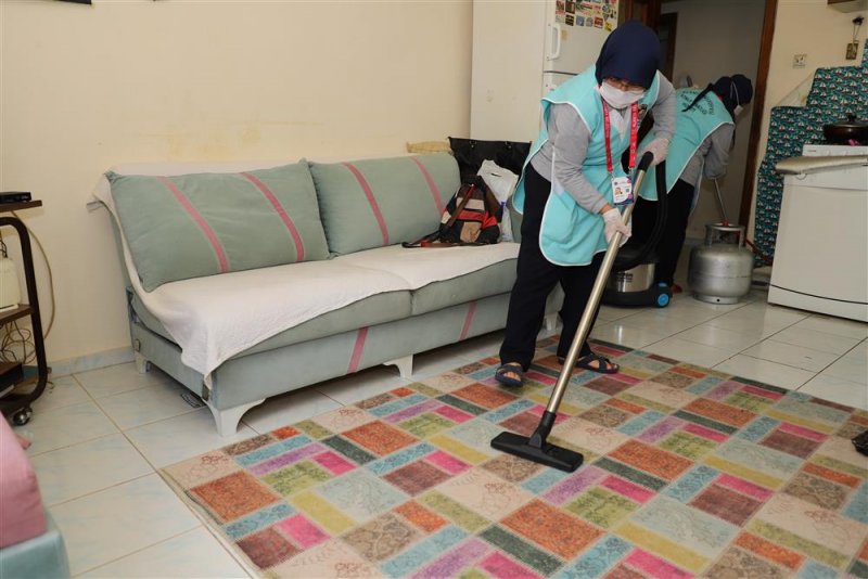 Alanya belediyesi konut temizlik ekibi evleri bayrama hazırlıyor
