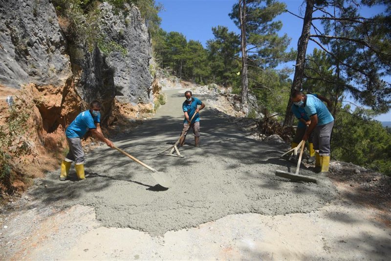 Alanya belediyesi’nden süleymanlar’a beton yol çalışması
