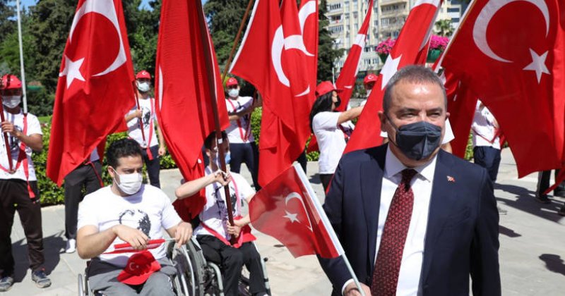 Başkan Böcek Atatürk Anıtına Çelenk Sundu