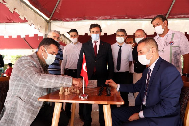 Başkan yücel satranç turnuvasında öğrencilerle bir araya geldi