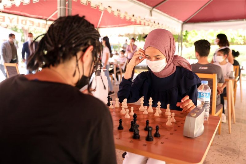 Başkan yücel satranç turnuvasında öğrencilerle bir araya geldi