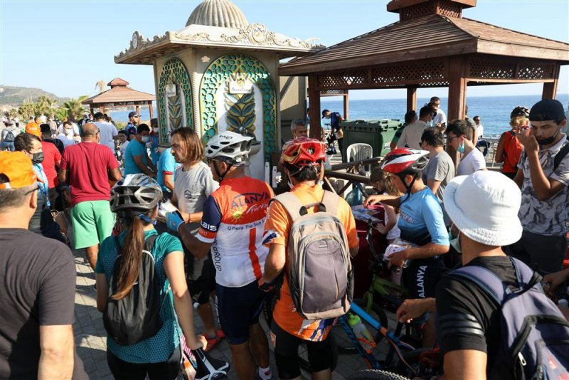 Başkan yücel dünya bisiklet günü’nde halkla pedal çevirdi