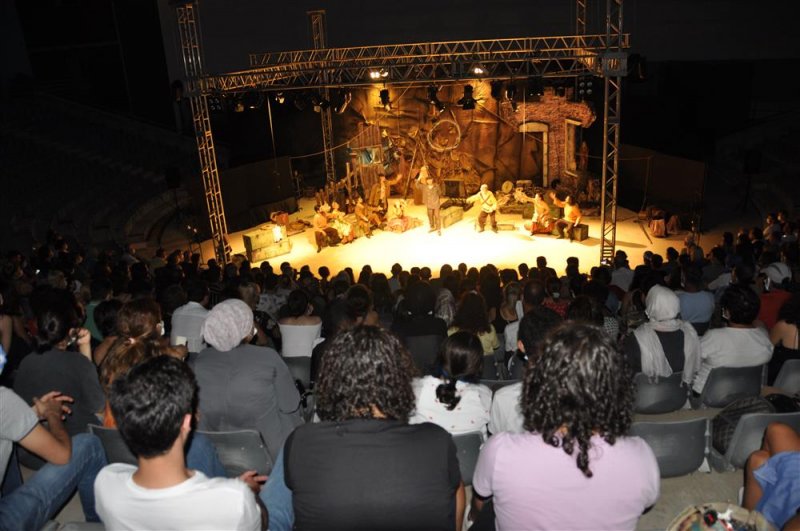 Alanya belediye tiyatrosu açık hava oyunları devam ediyor