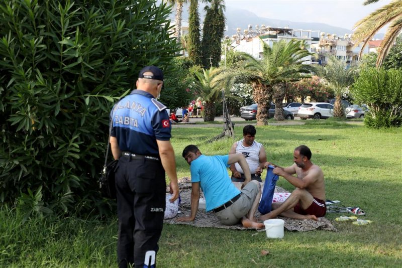 Alanya belediye zabıtası’ndan ‘park tatilcilerine’ müdahale