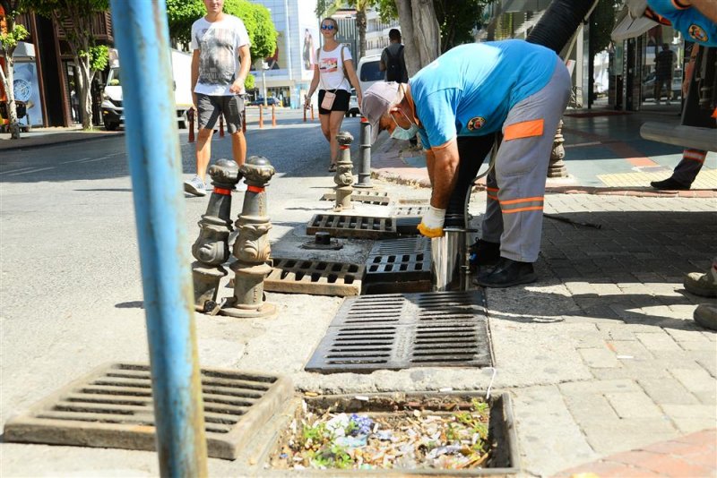 Alanya belediyesi mazgal temizliği yapıyor