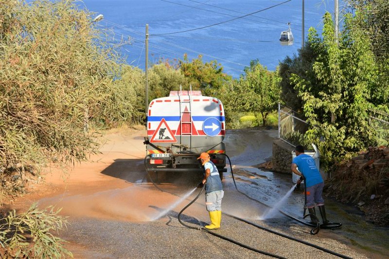 Alanya belediyesi temizlik işleri müdürlüğü’nden bayram öncesi kent genelinde hummalı çalışma