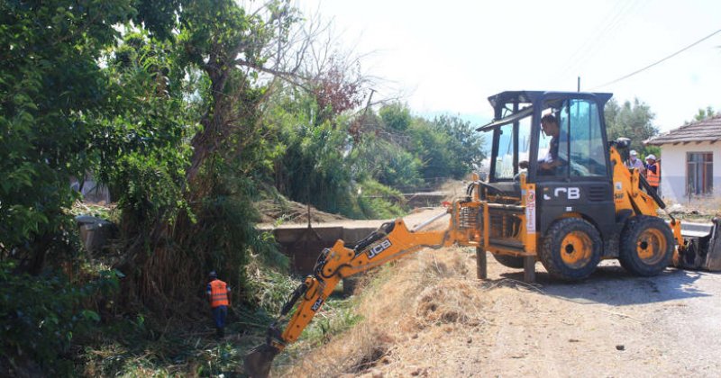 Büyükşehir Kumluca’da  Kanal Temizliği Yapıyor