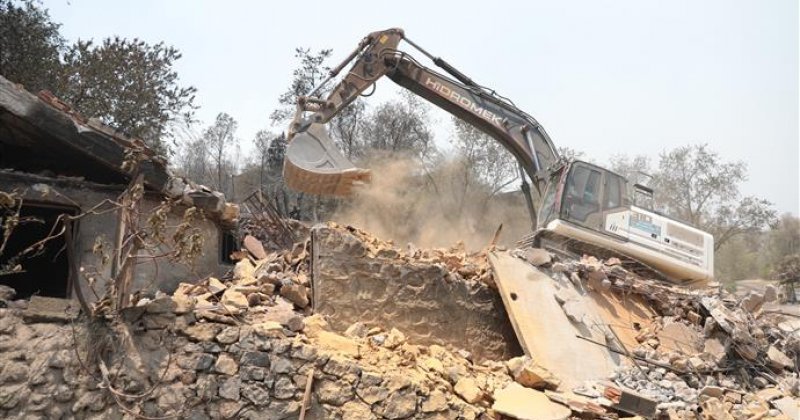Alanya belediyesi, bayır mahallesi’nde yangından zarar gören evlerin yenilenmesi için hafriyat çalışmasına başladı