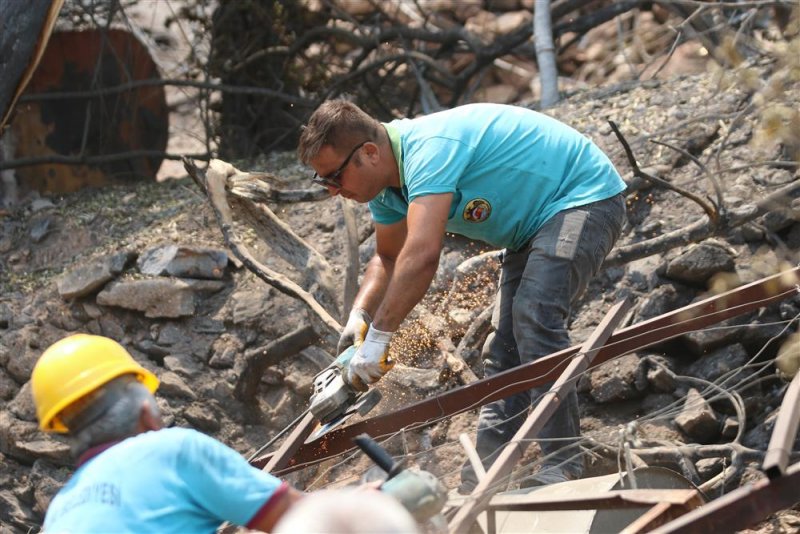 Alanya belediyesi, bayır mahallesi’nde yangından zarar gören evlerin yenilenmesi için hafriyat çalışmasına başladı